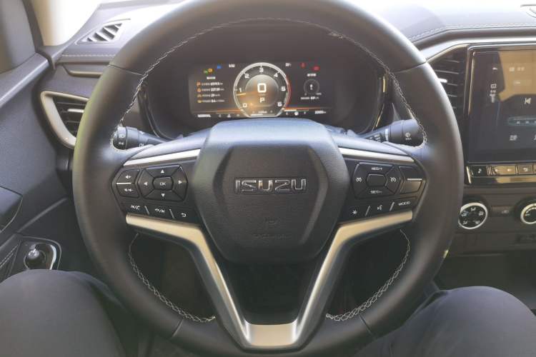 Used Isuzu D-MAX 2023 2.5T Automatic Two-Wheel Drive Diesel Navigation Edition Long Wheelbase Steering Wheel