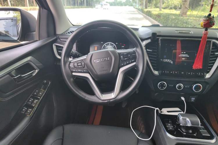Used Isuzu D-MAX 2023 2.5T Automatic Two-Wheel Drive Diesel Navigation Edition Long Wheelbase Steering Wheel