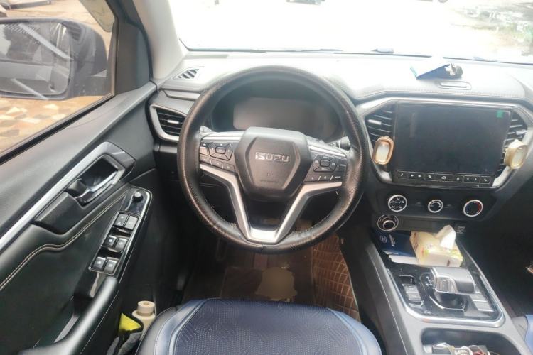 Used Isuzu D-MAX 2023 2.5T Automatic 4x4 Diesel Flagship Version Standard Wheelbase Steering Wheel