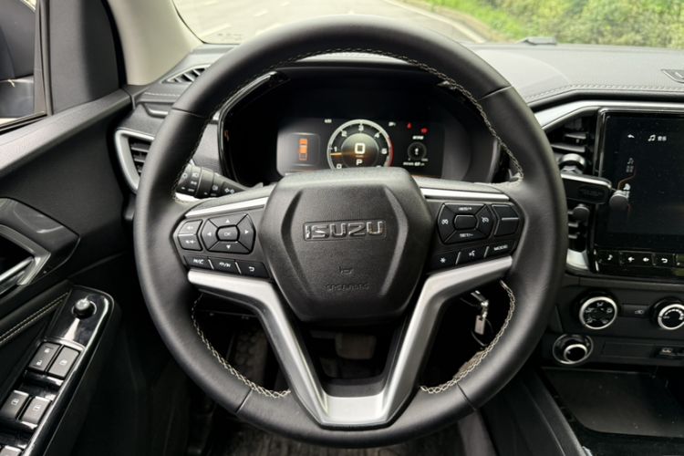 Used Isuzu D-MAX 2023 2.5T Automatic 4x4 Diesel Flagship Long Wheelbase Model Steering Wheel