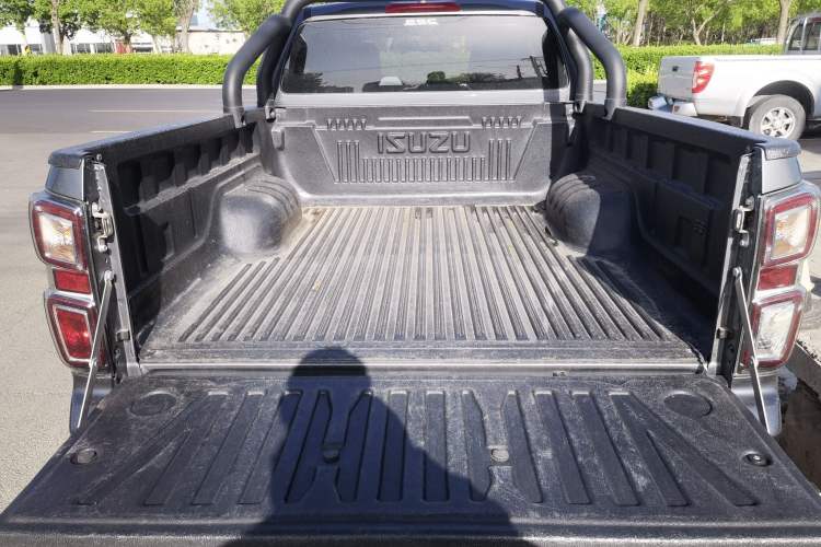 Used Isuzu D-MAX 2023 2.5T Automatic Two-Wheel Drive Diesel Navigation Edition Long Wheelbase Trunk