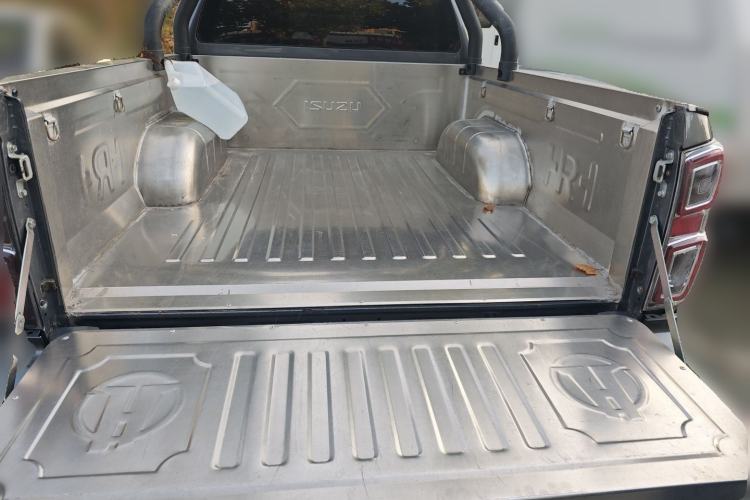 Used Isuzu D-MAX 2023 2.5T Manual 4x4 Diesel Flagship Long Wheelbase Trunk