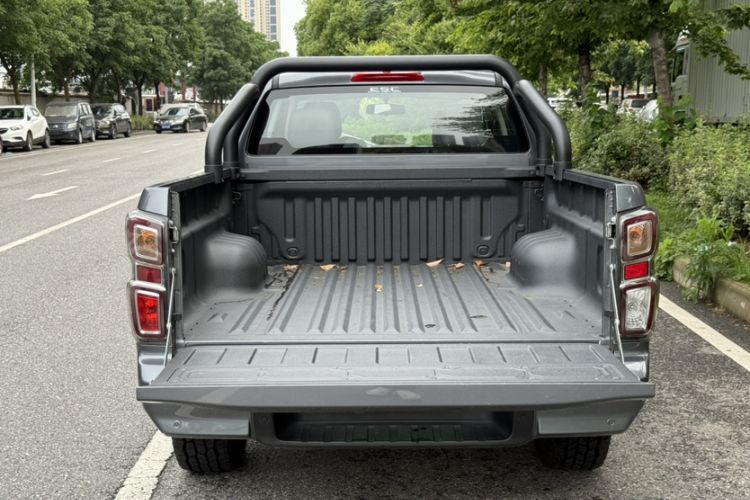 Used Isuzu D-MAX 2023 2.5T Automatic 4x4 Diesel Flagship Long Wheelbase Model Trunk