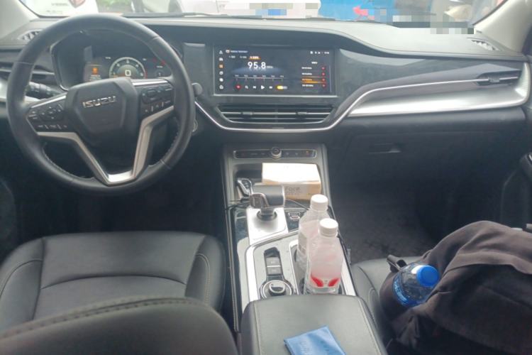 Used Isuzu D-MAX 2023 1.9T Automatic All-Wheel Drive V-CROSS Comfort Edition Center Console