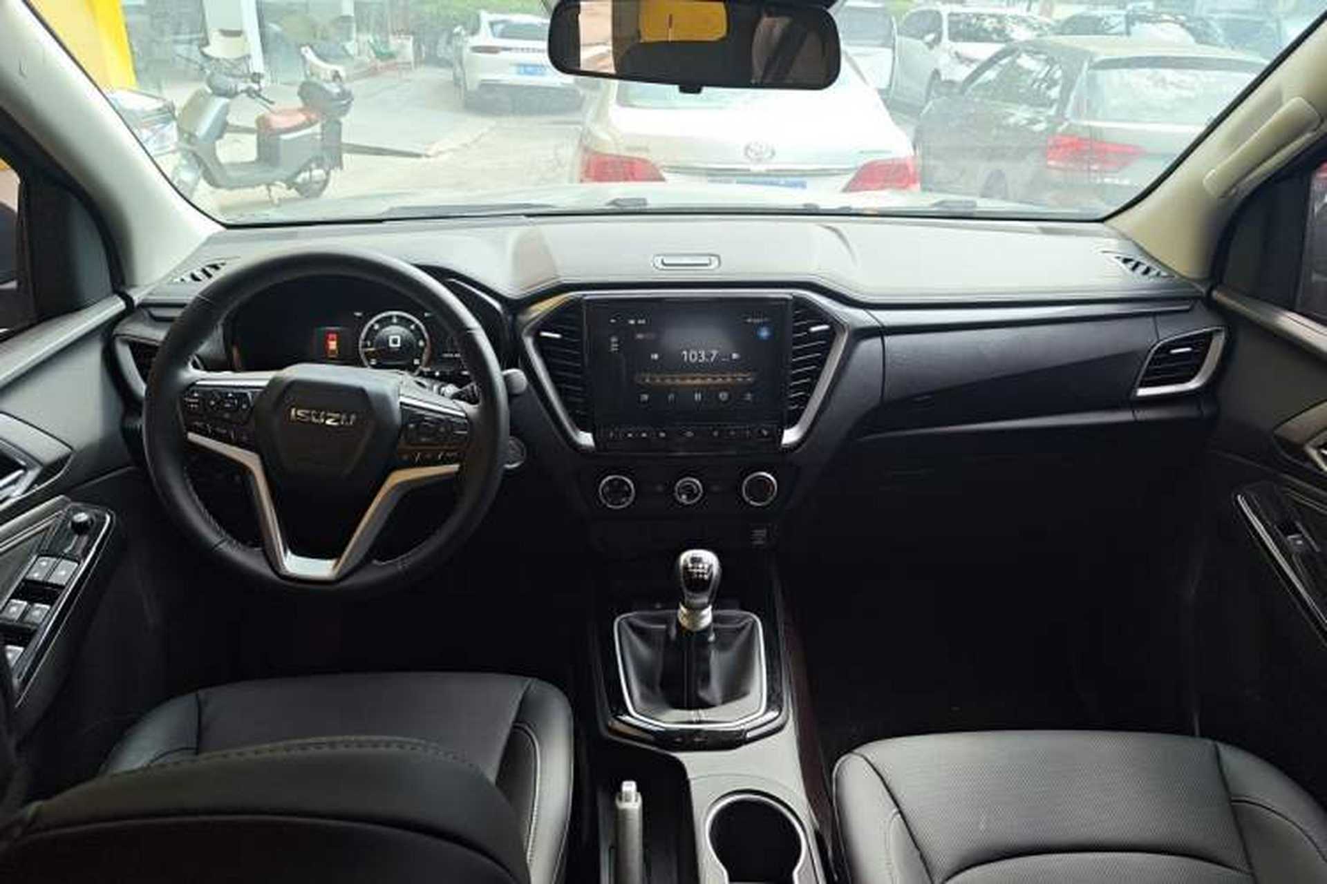 Used Isuzu D-MAX 2023 1.9T Manual Two-Wheel Drive ZhiLing Version Center Console
