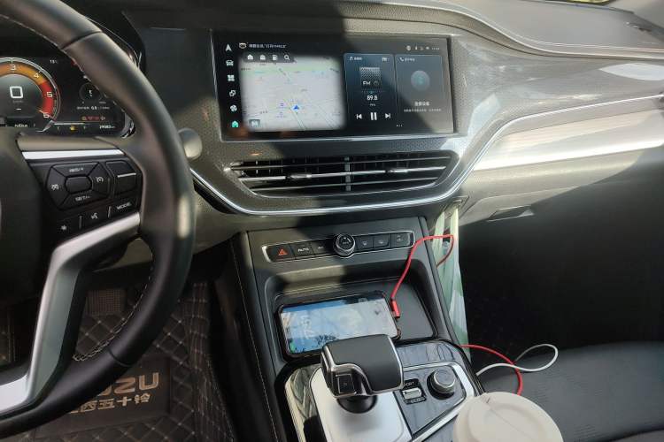 Used Isuzu D-MAX 2023 1.9T Automatic All-Wheel Drive V-CROSS Comfort Edition Audio And AC Panel