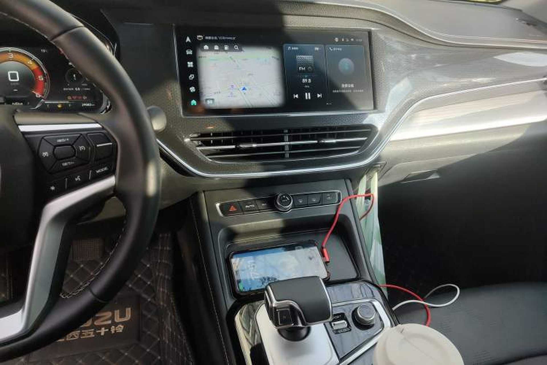 Used Isuzu D-MAX 2023 1.9T Automatic All-Wheel Drive V-CROSS Comfort Edition Audio And AC Panel