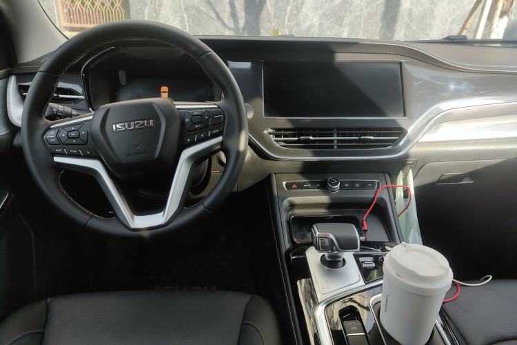 Used Isuzu D-MAX 2023 1.9T Automatic All-Wheel Drive V-CROSS Comfort Edition Center Console