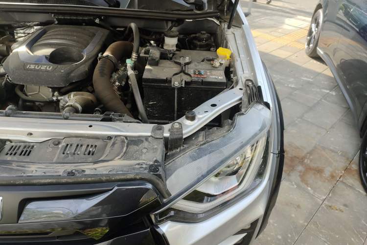 Used Isuzu D-MAX 2023 1.9T Automatic All-Wheel Drive V-CROSS Comfort Edition Engine Bay Left