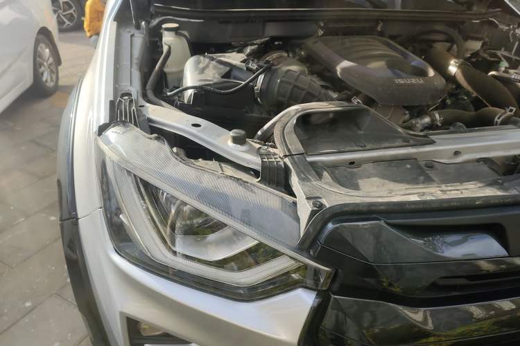 Used Isuzu D-MAX 2023 1.9T Automatic All-Wheel Drive V-CROSS Comfort Edition Engine Bay Right