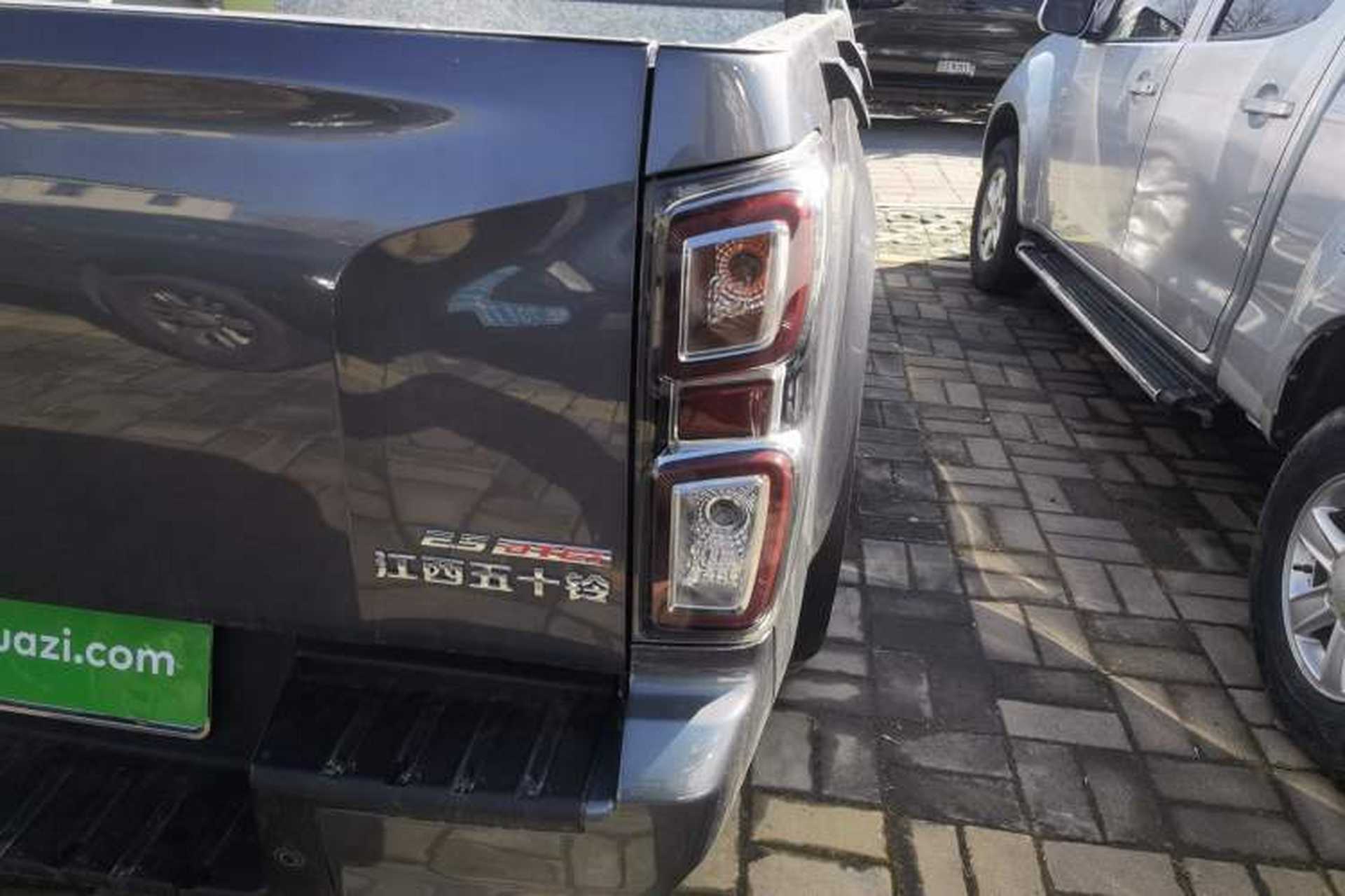 Used Isuzu D-MAX 2023 2.5T Manual Two-Wheel Drive Diesel Flagship Version with Long Wheelbase Exterior 3