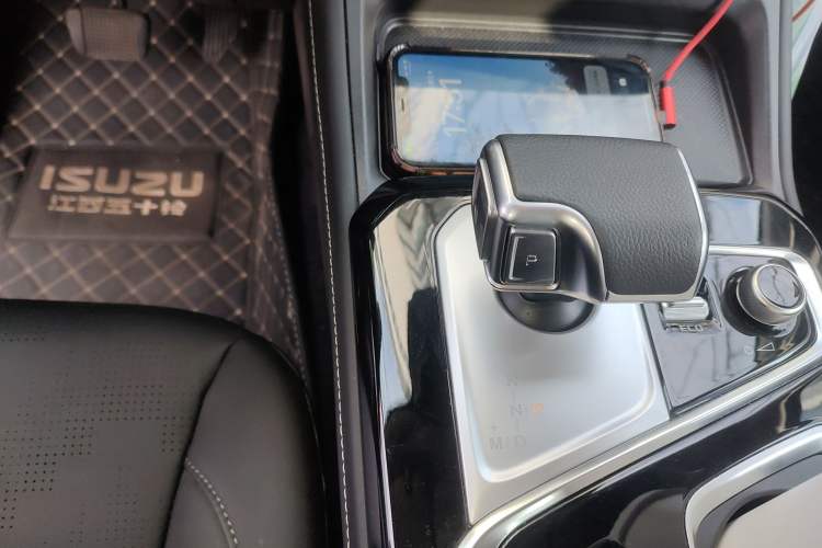 Used Isuzu D-MAX 2023 1.9T Automatic All-Wheel Drive V-CROSS Comfort Edition Gear Lever