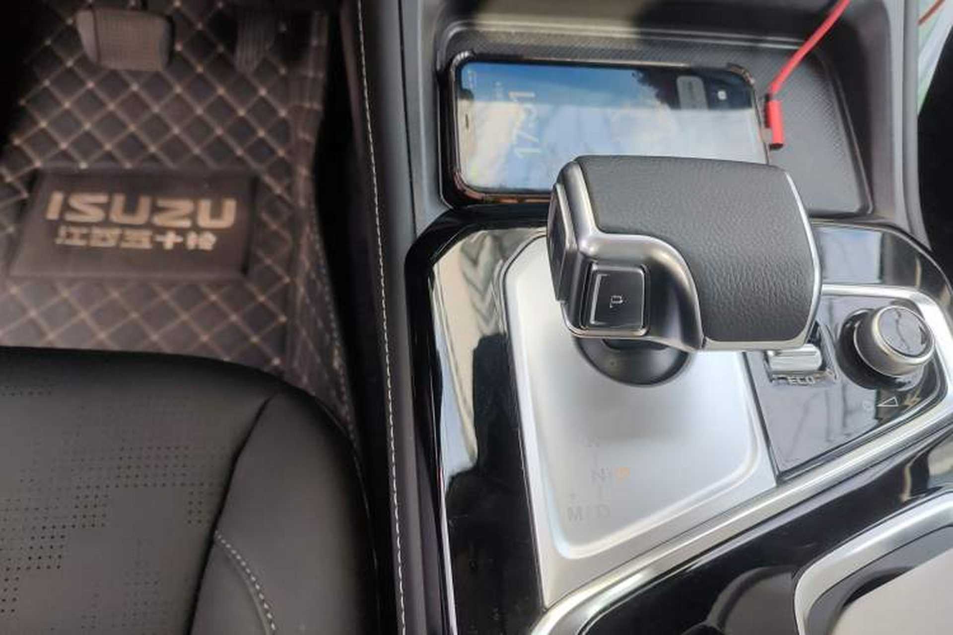 Used Isuzu D-MAX 2023 1.9T Automatic All-Wheel Drive V-CROSS Comfort Edition Gear Lever