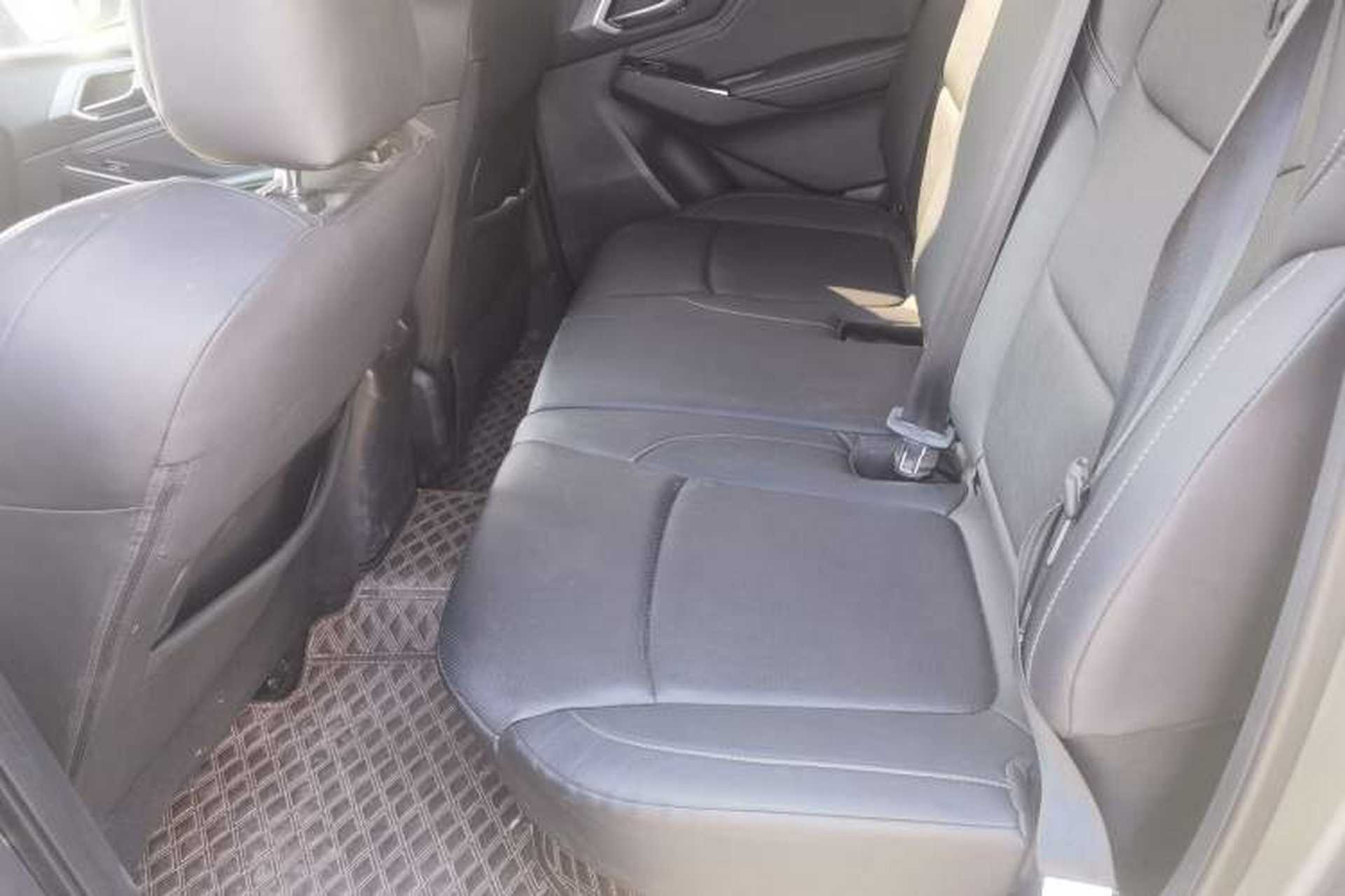 Used Isuzu D-MAX 2023 2.5T Manual Two-Wheel Drive Diesel Flagship Version with Long Wheelbase Left Rear Seat