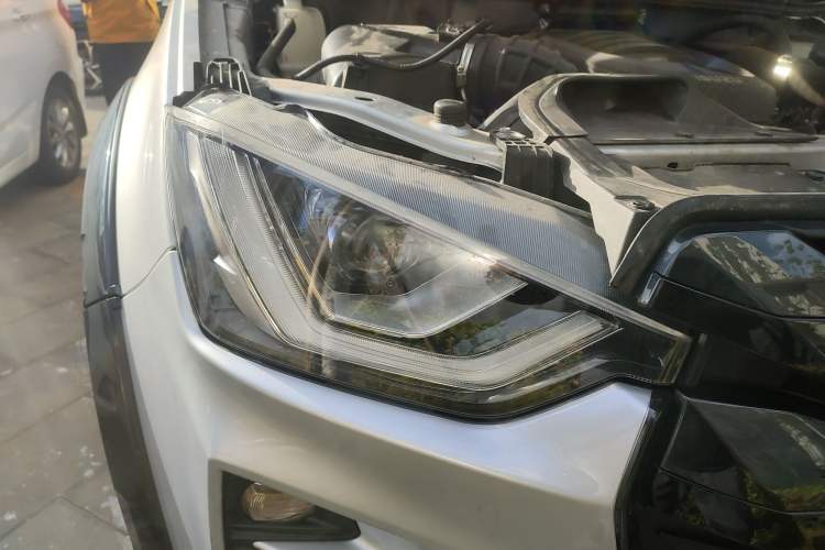 Used Isuzu D-MAX 2023 1.9T Automatic All-Wheel Drive V-CROSS Comfort Edition Right Front Headlight