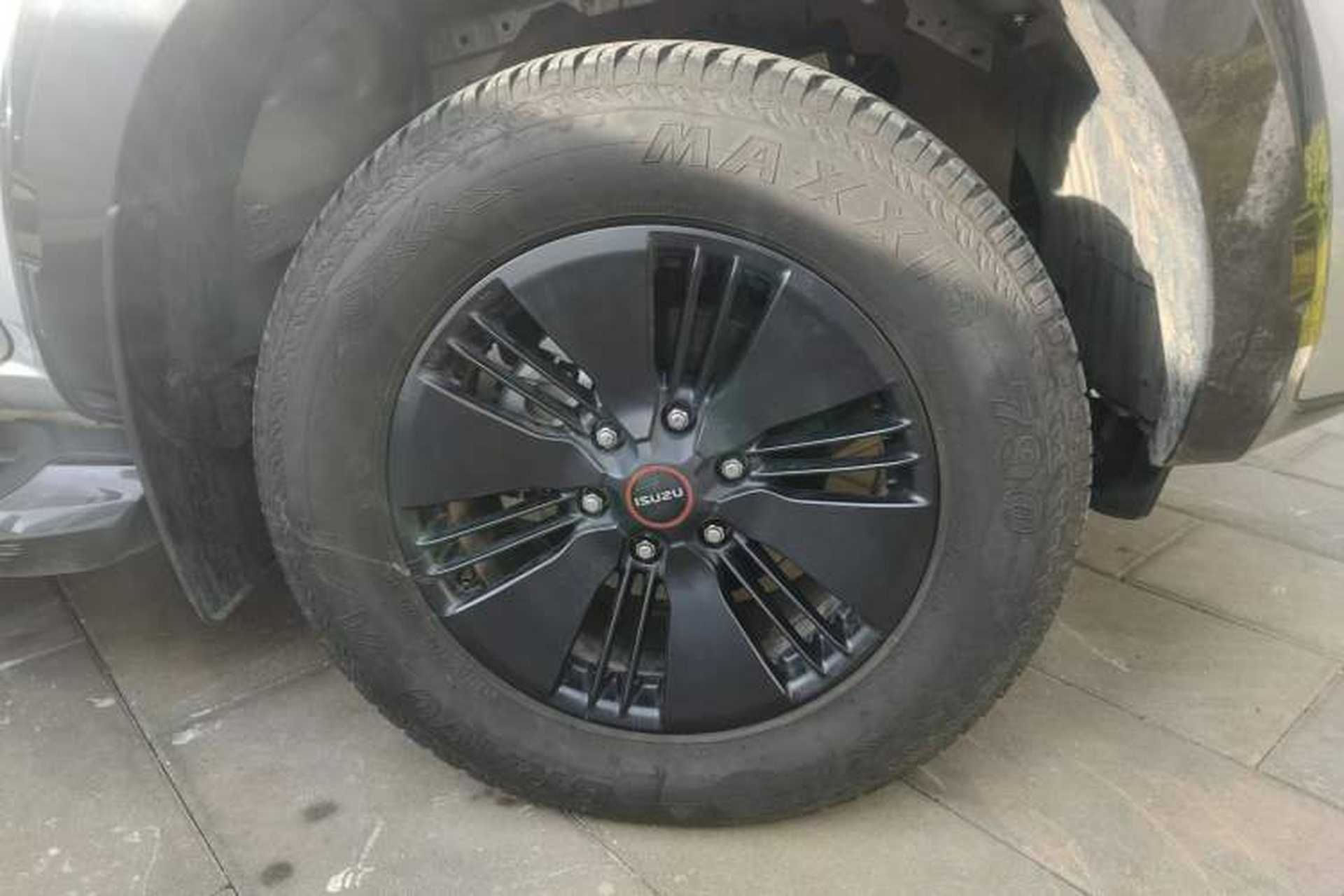Used Isuzu D-MAX 2023 1.9T Automatic All-Wheel Drive V-CROSS Comfort Edition Right Front Wheel Hub