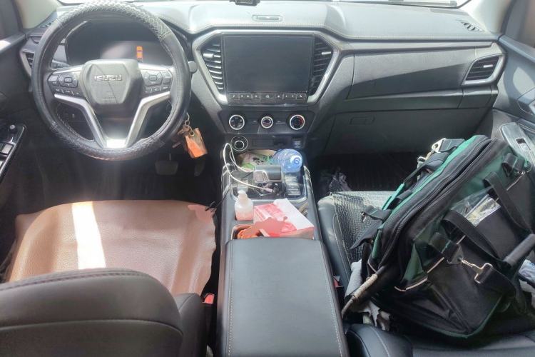 Used Isuzu D-MAX 2023 2.5T Automatic 4x4 Diesel Flagship Long Wheelbase Model Center Console