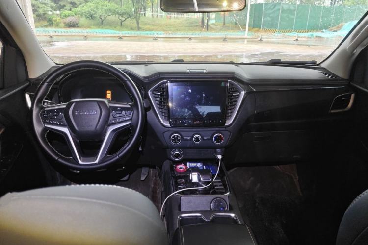 Used Isuzu D-MAX 2023 2.5T Automatic 4x4 Diesel Flagship Version Standard Wheelbase Center Console