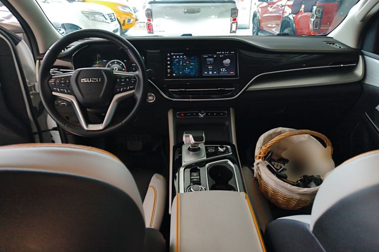 Used Isuzu D-MAX 2023 1.9T Automatic All-Wheel Drive V-CROSS Flagship Edition Center Console