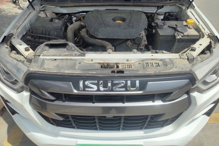 Used Isuzu D-MAX 2023 2.5T Automatic 4x4 Diesel Flagship Long Wheelbase Model Engine Bay