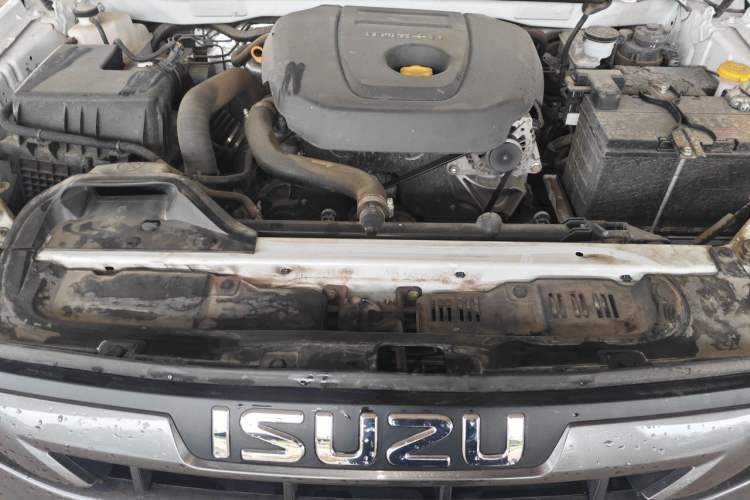 Used Isuzu D-MAX 2023 2.5T Automatic 4x4 Diesel Flagship Version Standard Wheelbase Engine Bay