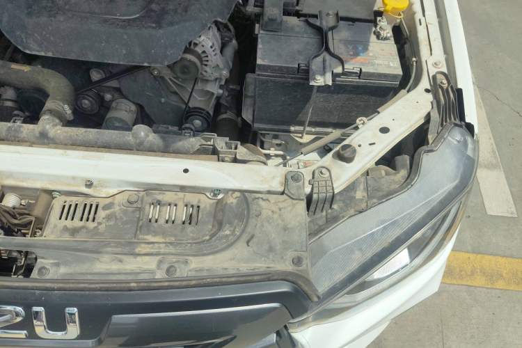 Used Isuzu D-MAX 2023 2.5T Automatic 4x4 Diesel Flagship Long Wheelbase Model Engine Bay Left