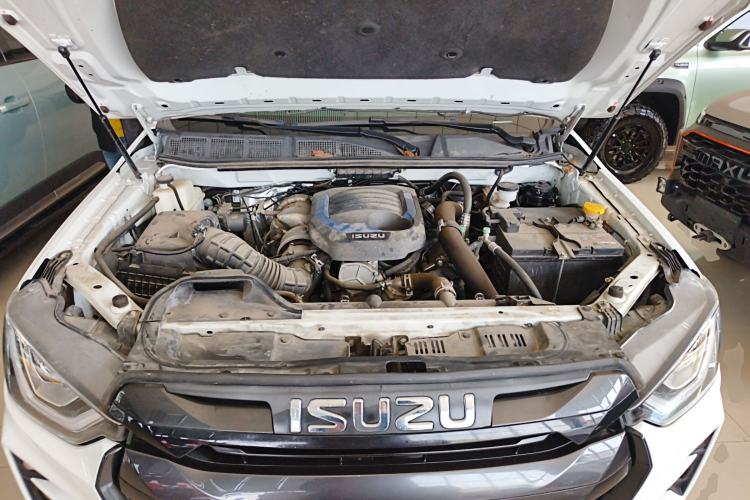 Used Isuzu D-MAX 2023 1.9T Automatic All-Wheel Drive V-CROSS Flagship Edition Engine Bay