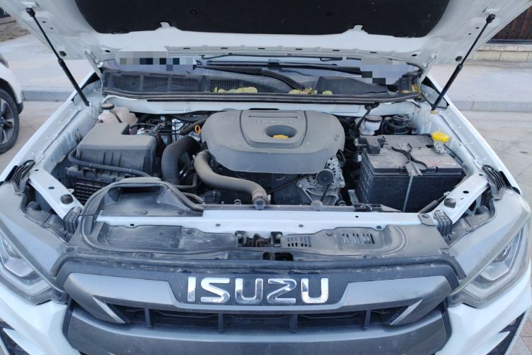 Used Isuzu D-MAX 2023 2.5T Automatic 4x4 Diesel Flagship Long Wheelbase Model Engine Bay