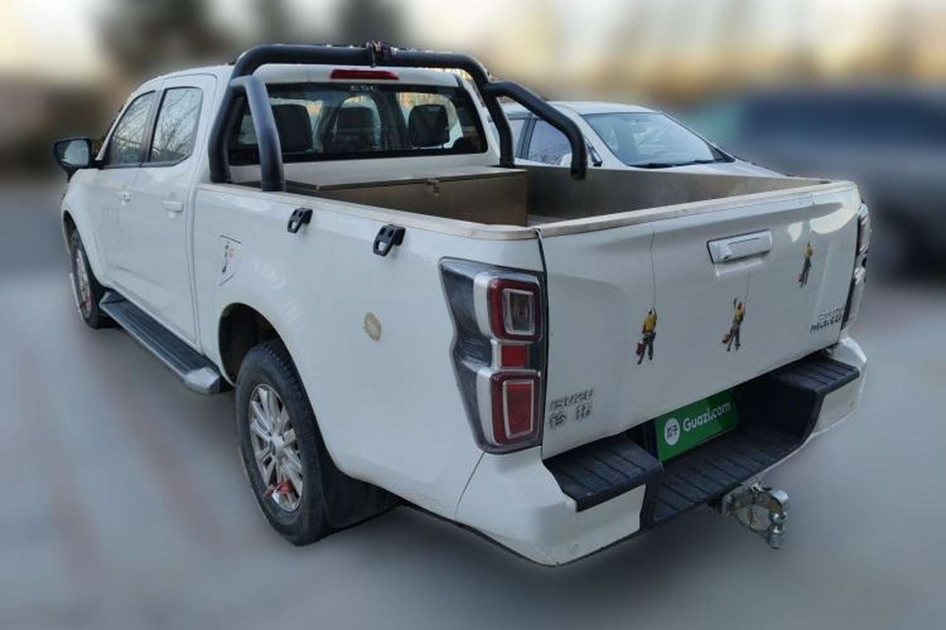 Used Isuzu D-MAX 2023 2.5T Automatic 4x4 Diesel Flagship Long Wheelbase Model Exterior 3
