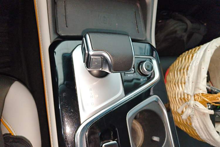Used Isuzu D-MAX 2023 1.9T Automatic All-Wheel Drive V-CROSS Flagship Edition Gear Lever