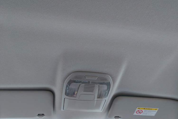 Used Isuzu D-MAX 2023 2.5T Automatic 4x4 Diesel Flagship Long Wheelbase Model Headliner