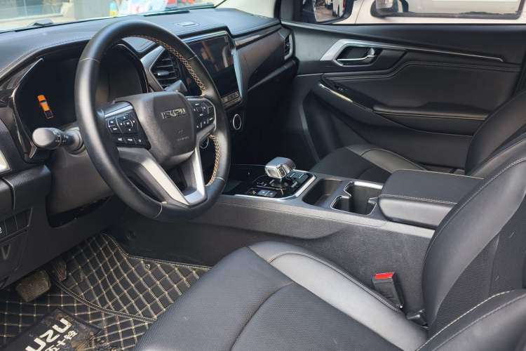 Used Isuzu D-MAX 2023 2.5T Automatic Two-Wheel Drive Diesel Standard Wheelbase Lingdong Edition Interior 2