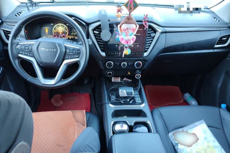 Used Isuzu D-MAX 2023 2.5T Automatic 4x4 Diesel Flagship Long Wheelbase Model Interior 2