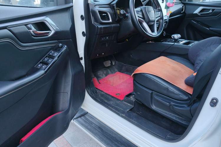 Used Isuzu D-MAX 2023 2.5T Automatic 4x4 Diesel Flagship Long Wheelbase Model Interior 3