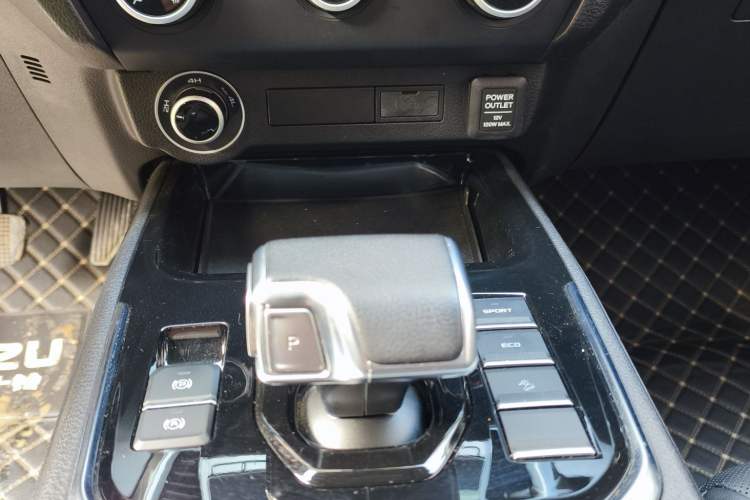 Used Isuzu D-MAX 2023 2.5T Automatic Two-Wheel Drive Diesel Standard Wheelbase Lingdong Edition Interior 4