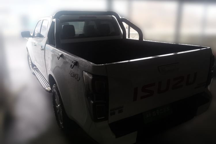Used Isuzu D-MAX 2023 2.5T Manual 4x4 Diesel Flagship Long Wheelbase Rear Left 45 Deg