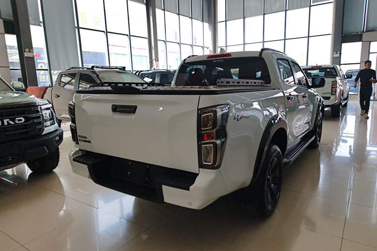 Used Isuzu D-MAX 2023 1.9T Automatic All-Wheel Drive V-CROSS Flagship Edition Rear Right 45 Deg