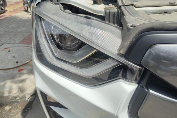 Used Isuzu D-MAX 2023 2.5T Automatic 4x4 Diesel Flagship Long Wheelbase Model Right Front Headlight