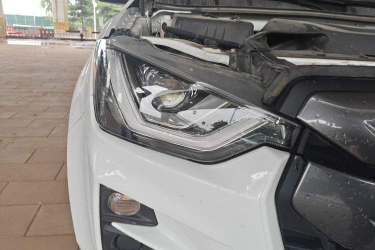 Used Isuzu D-MAX 2023 2.5T Automatic 4x4 Diesel Flagship Version Standard Wheelbase Right Front Headlight