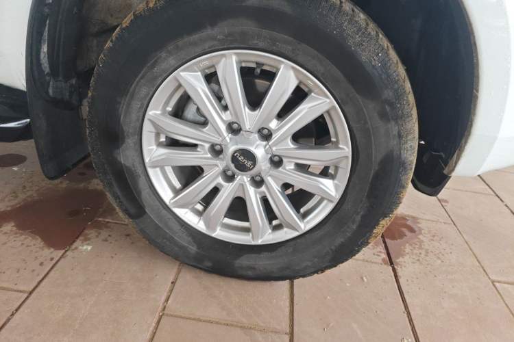 Used Isuzu D-MAX 2023 2.5T Automatic 4x4 Diesel Flagship Version Standard Wheelbase Right Front Wheel Hub