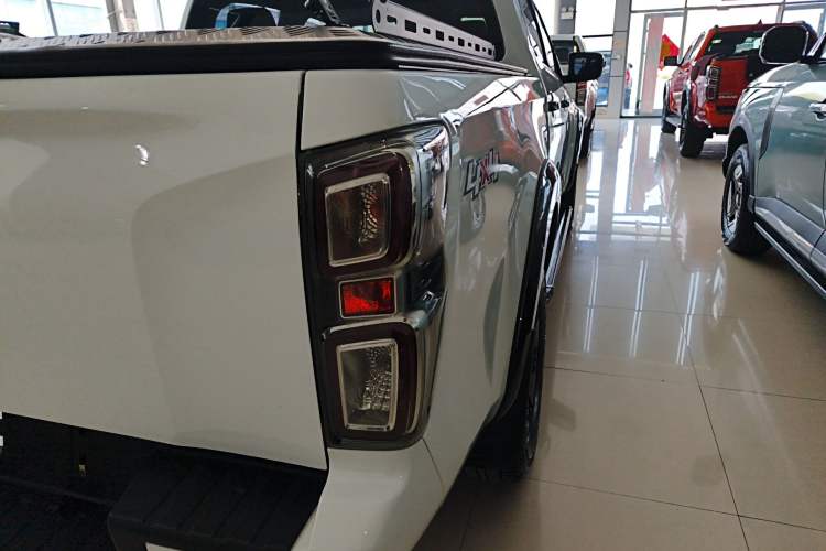 Used Isuzu D-MAX 2023 1.9T Automatic All-Wheel Drive V-CROSS Flagship Edition Right Rear Taillight