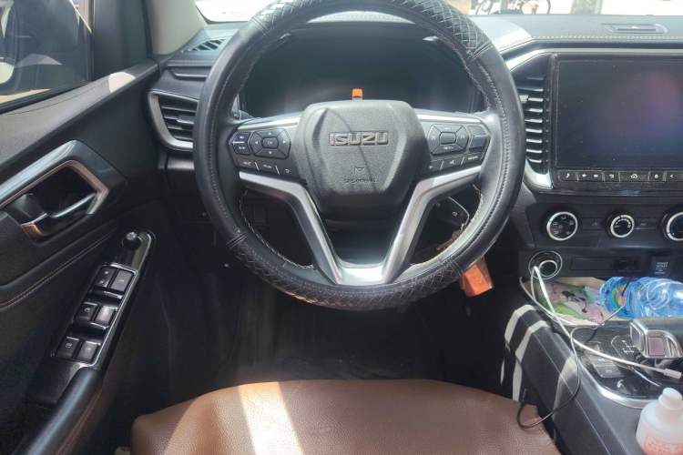 Used Isuzu D-MAX 2023 2.5T Automatic 4x4 Diesel Flagship Long Wheelbase Model Steering Wheel