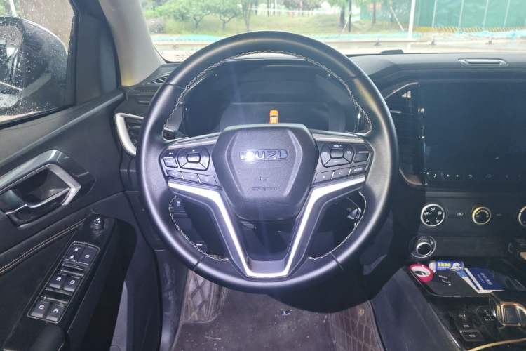 Used Isuzu D-MAX 2023 2.5T Automatic 4x4 Diesel Flagship Version Standard Wheelbase Steering Wheel