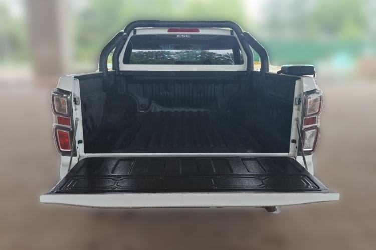 Used Isuzu D-MAX 2023 2.5T Automatic 4x4 Diesel Flagship Version Standard Wheelbase Trunk