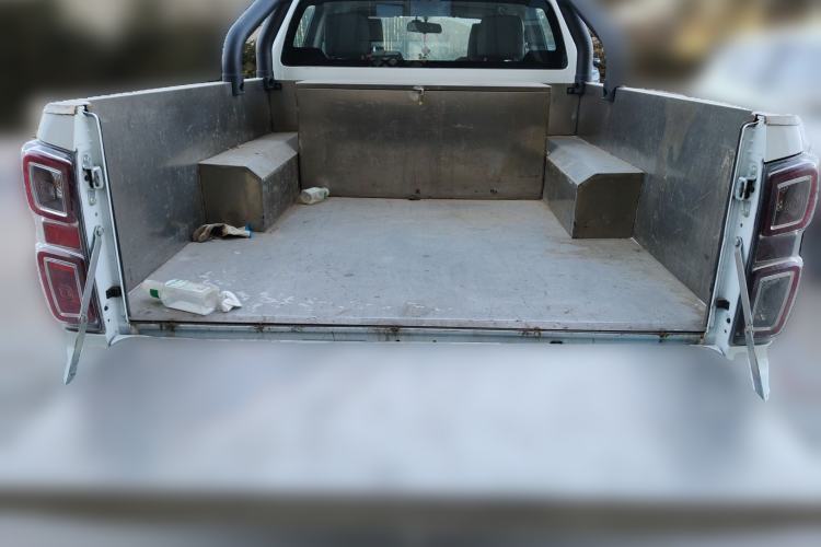 Used Isuzu D-MAX 2023 2.5T Automatic 4x4 Diesel Flagship Long Wheelbase Model Trunk