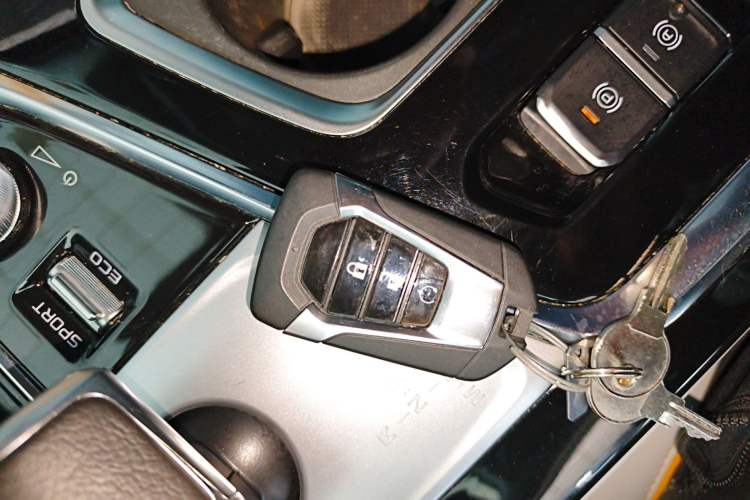 Used Isuzu D-MAX 2023 1.9T Automatic All-Wheel Drive V-CROSS Flagship Edition Vehicle Key