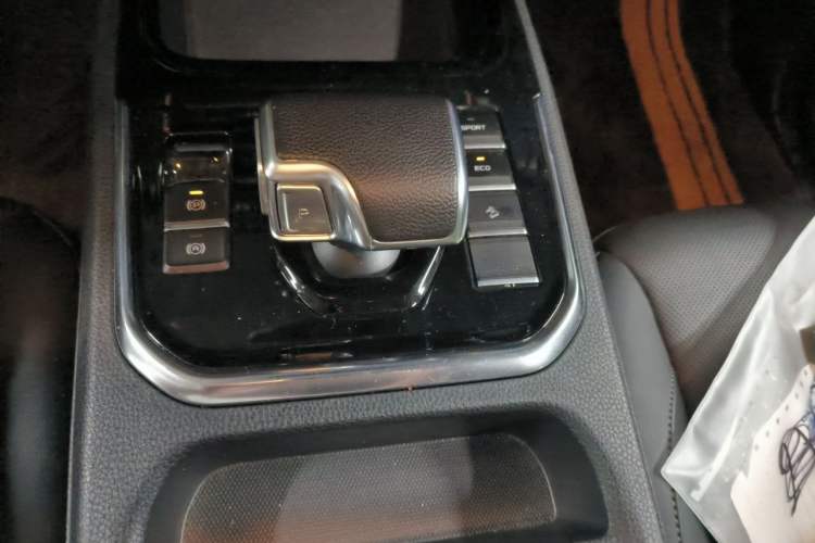 Used Isuzu D-MAX 2024 2.5T Automatic 4x4 Diesel LinkedIn Edition Gear Lever