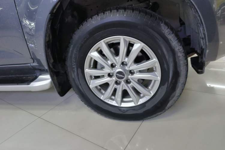 Used Isuzu D-MAX 2024 2.5T Automatic 4x4 Diesel LinkedIn Edition Right Front Wheel Hub