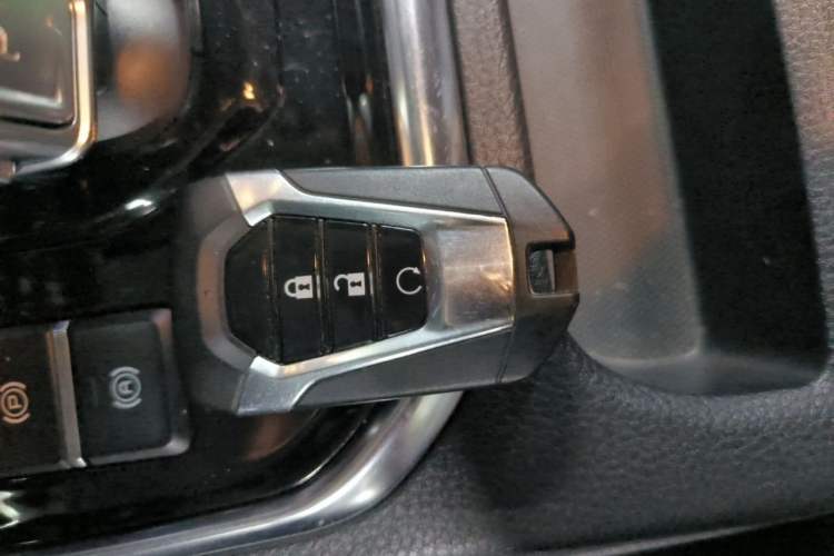 Used Isuzu D-MAX 2024 2.5T Automatic 4x4 Diesel LinkedIn Edition Vehicle Key
