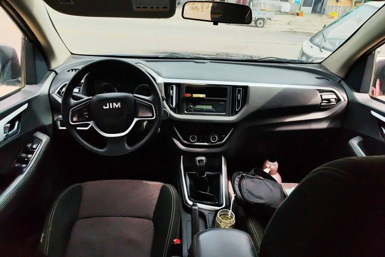 Used Isuzu JLM 2022 2.8T Classic Diesel Two-Wheel Drive Comfort Version with Long Wheelbase – JE493ZLQ6E Center Console